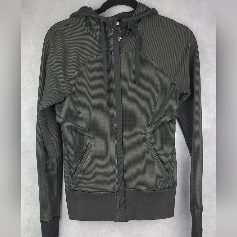 Lululemon women’s athletic Define jacket style Hoodie/thumb holes full zip Sz4
